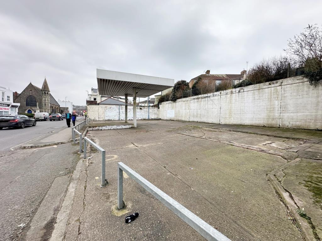 Lot: 74 - FORMER CAR SALES LOT WITH PLANNING PERMISSION FOR NINE FLATS - Freehold site with freestanding metal canopy